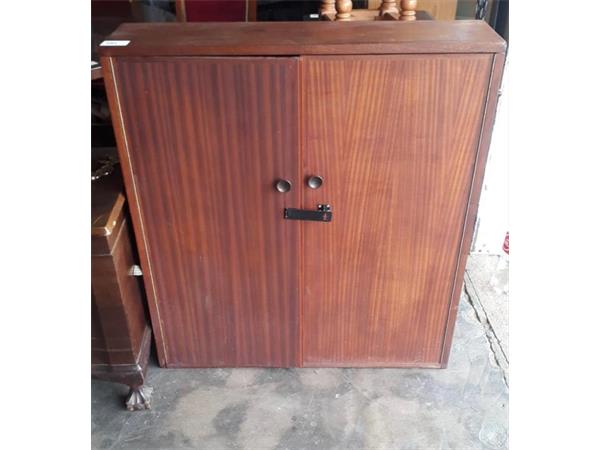 ~/upload/Lots/38553/pxob5lhwvi5le/LOT 44 GENTLEMAN PRESS CUPBOARD_t600x450.jpg